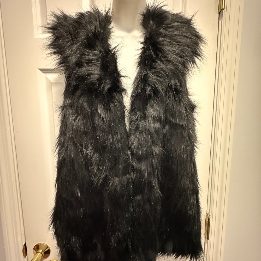 Amanda Blue black faux fur vest size M